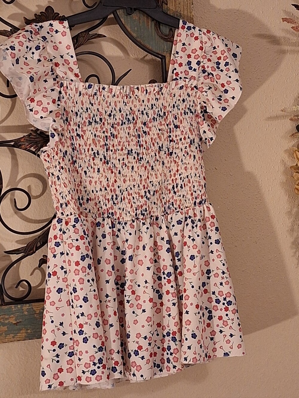 White Floral Smocked Casual Top with Ruffle Sleeves. Size Large